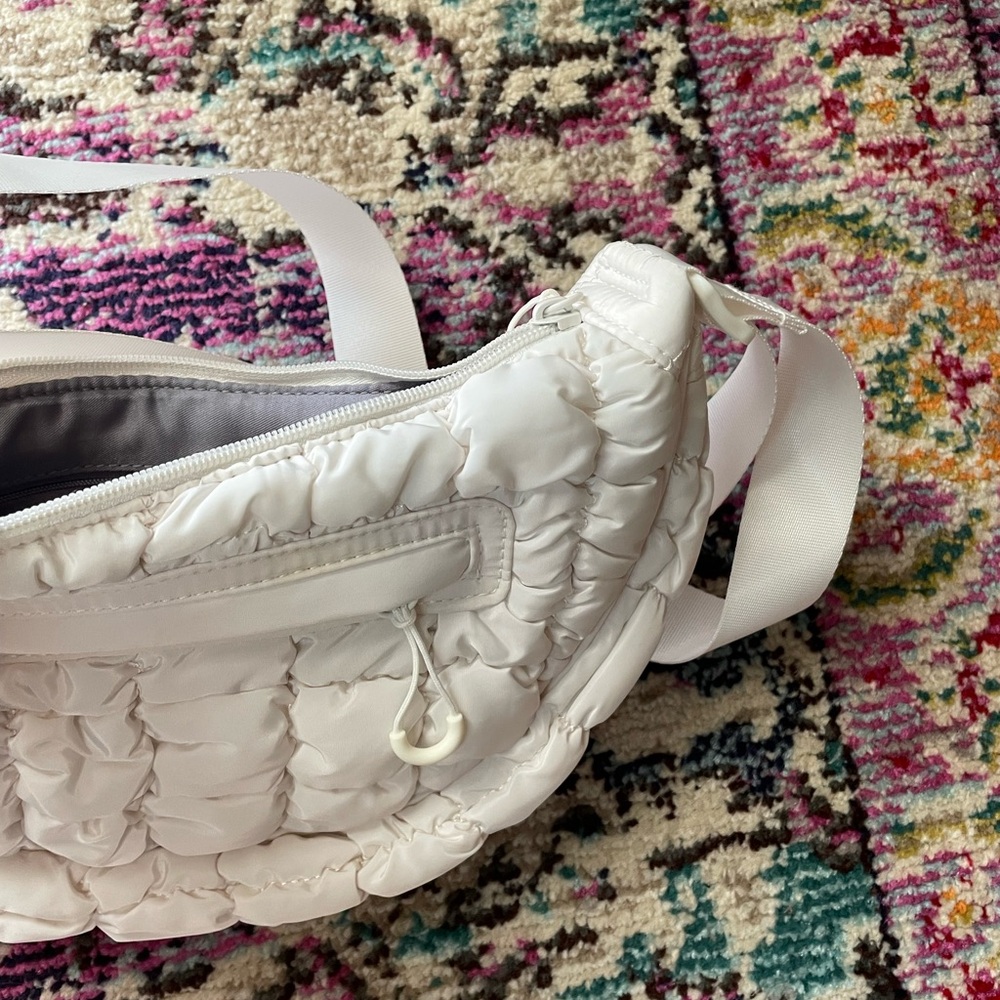 Crescent shape handbag - Picture 2 of 4